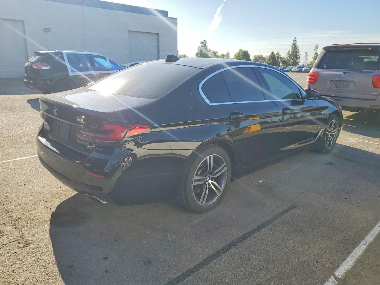 2022 BMW 530I - Фото 3