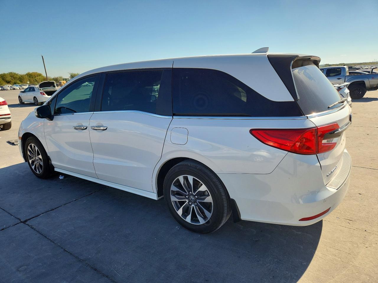 2024 Honda Odyssey Touring - Image 2