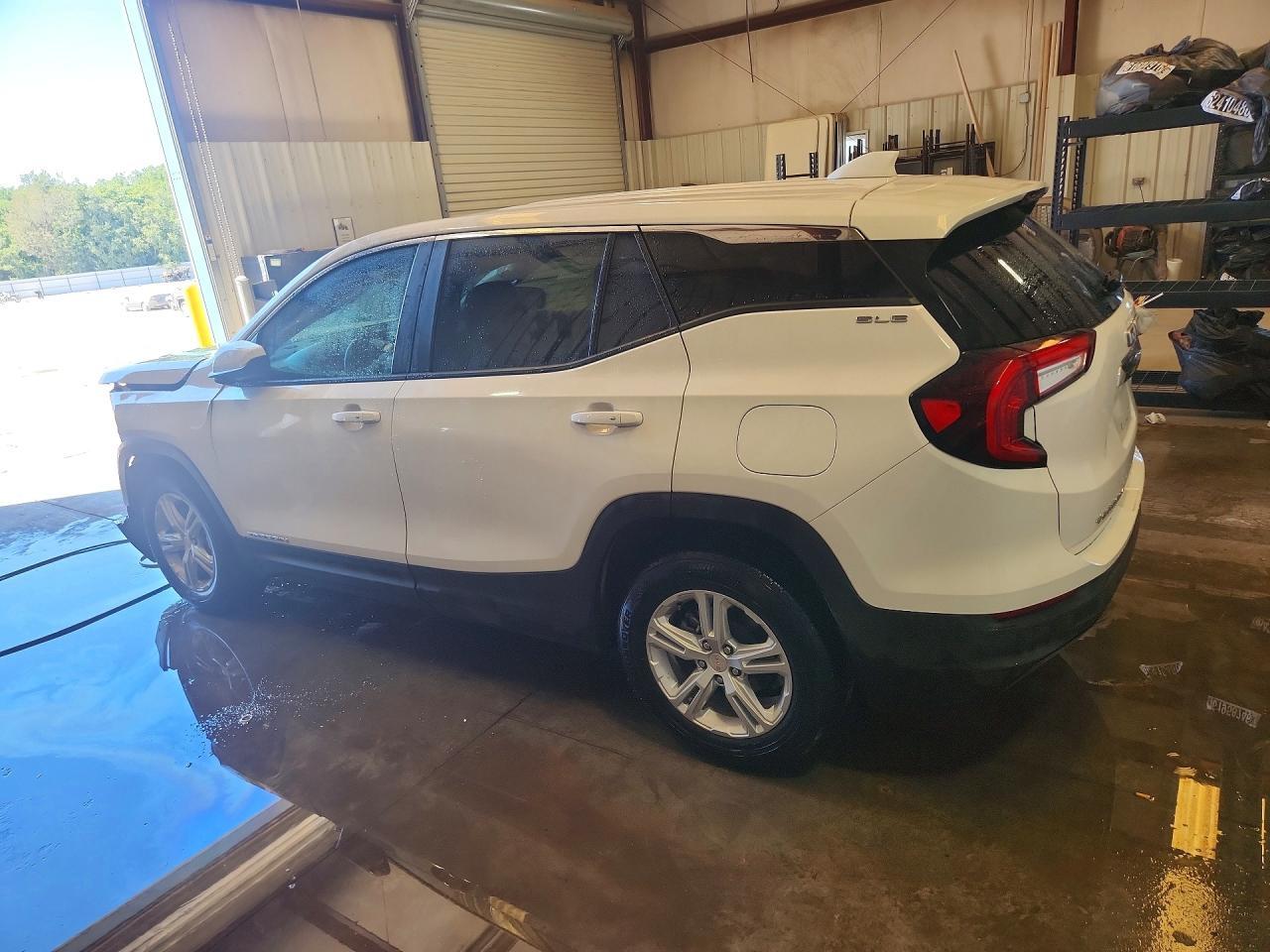 2024 GMC Terrain Sle - Image 2