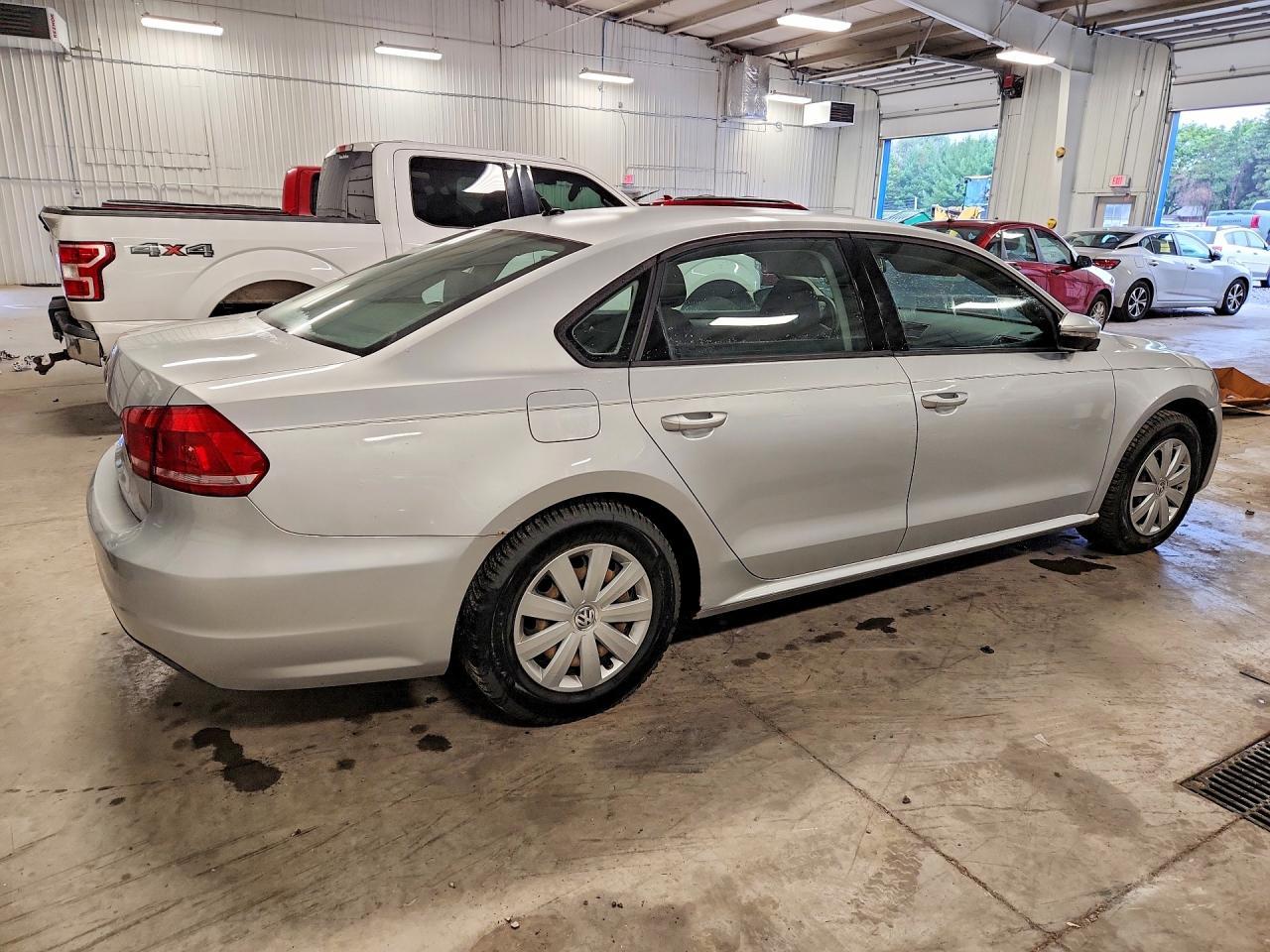 2012 Volkswagen Passat S - Фото 3