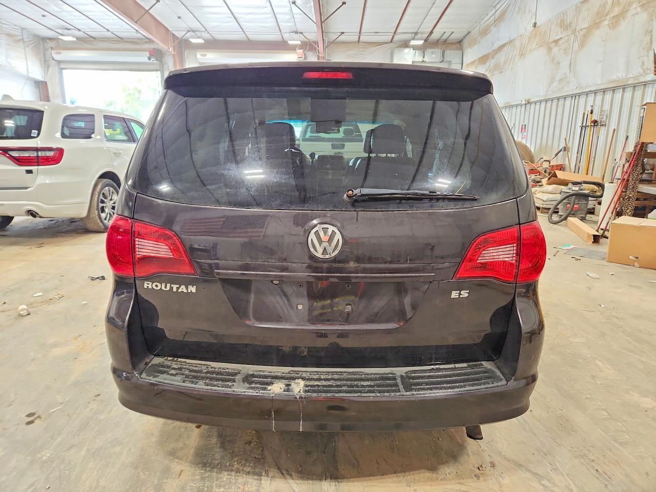 2010 Volkswagen Routan Se - Image 6
