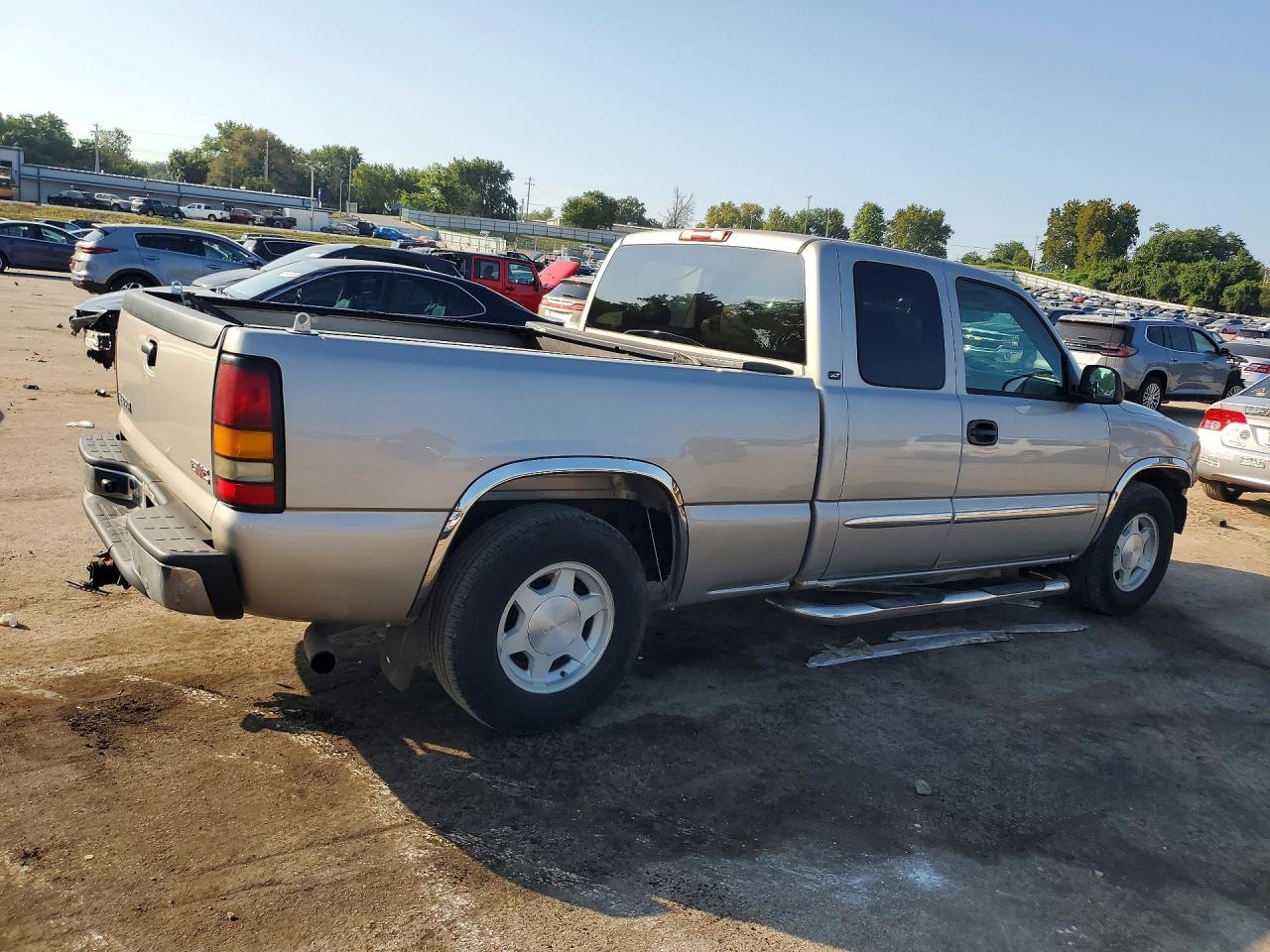 2004 GMC New Sierra C1500 - Image 3