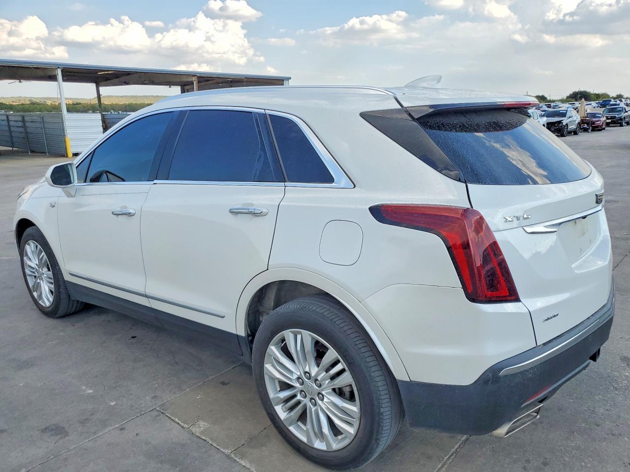 2019 Cadillac Xt5 Premium Luxury - Image 2