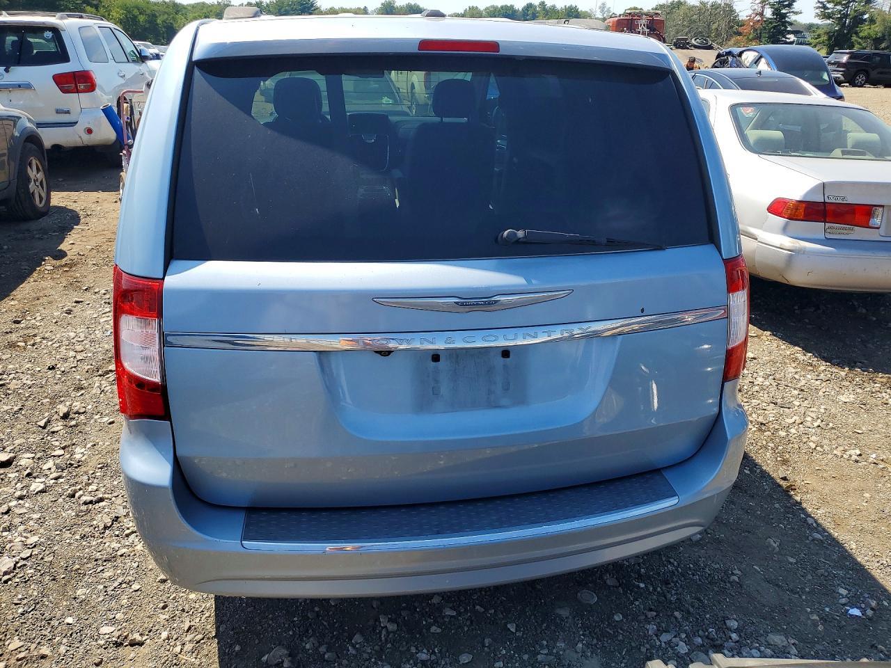 2013 Chrysler Town & Country Touring - Image 6