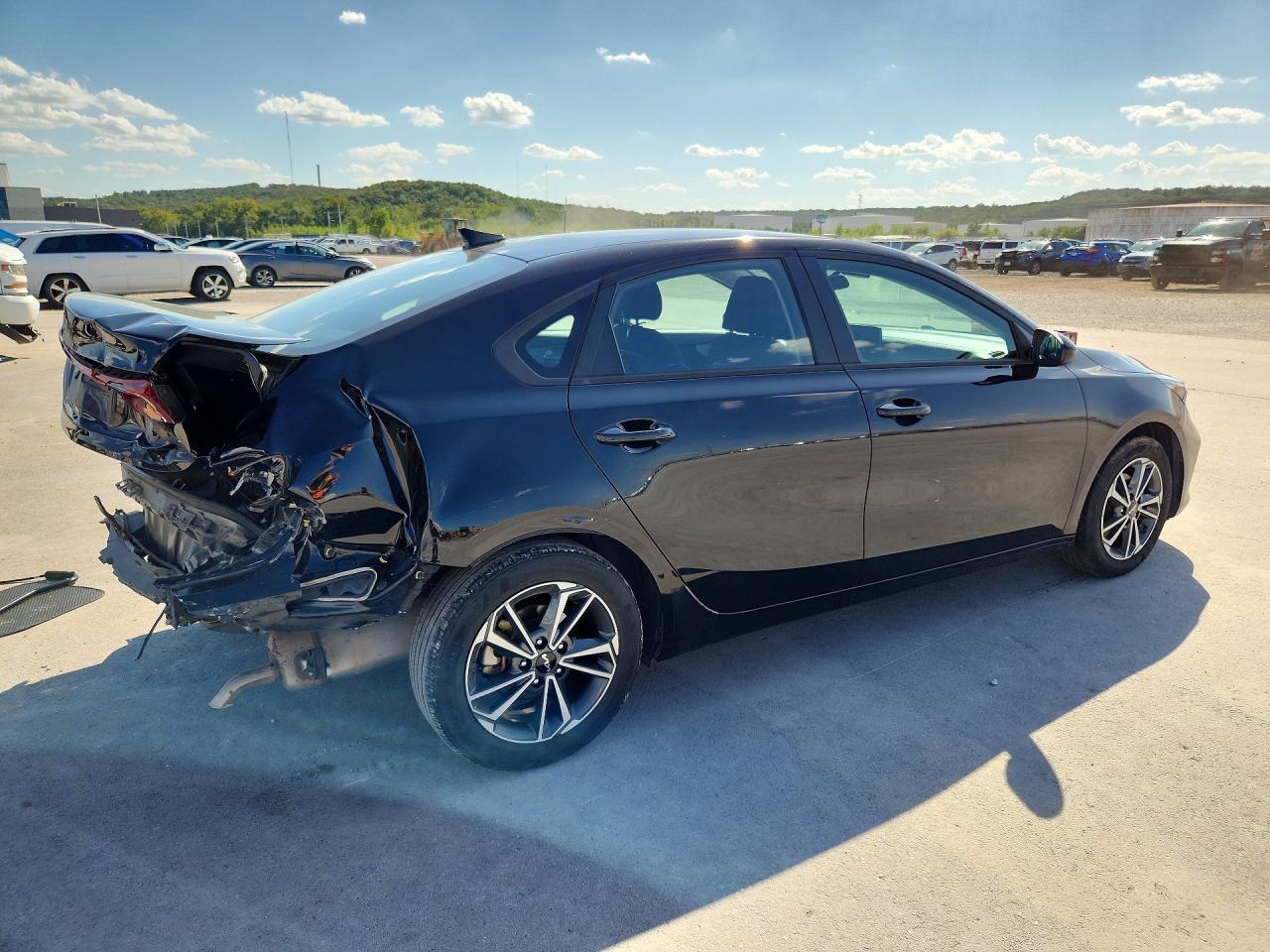 2023 Kia Forte Lxs - Фото 3