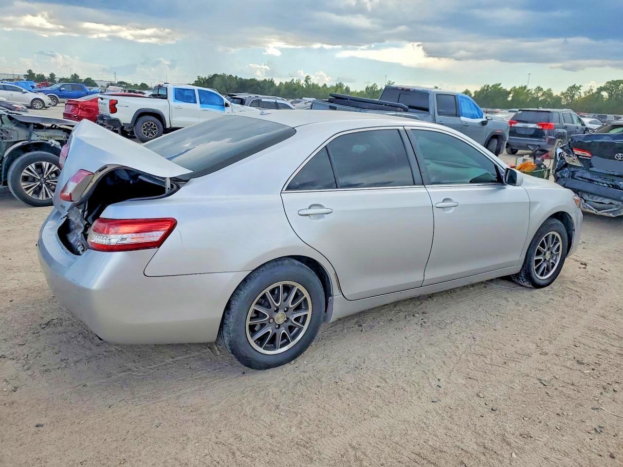 2010 Toyota Camry Le - Image 3