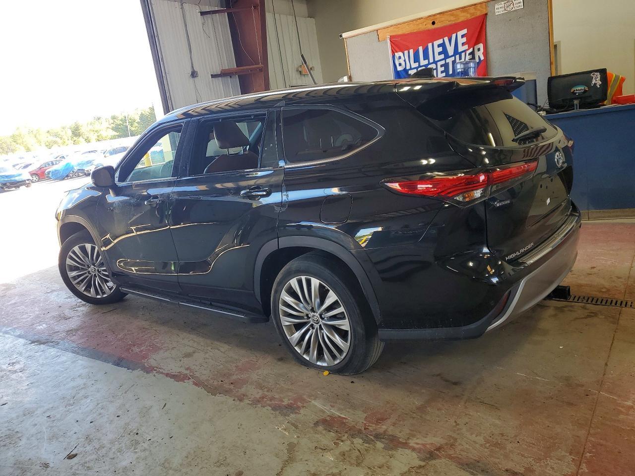 2022 Toyota Highlander Hybrid Platinum - Image 2
