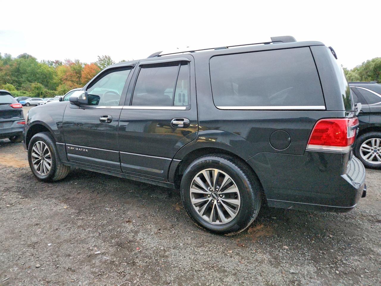 2015 Lincoln Navigator - Image 2