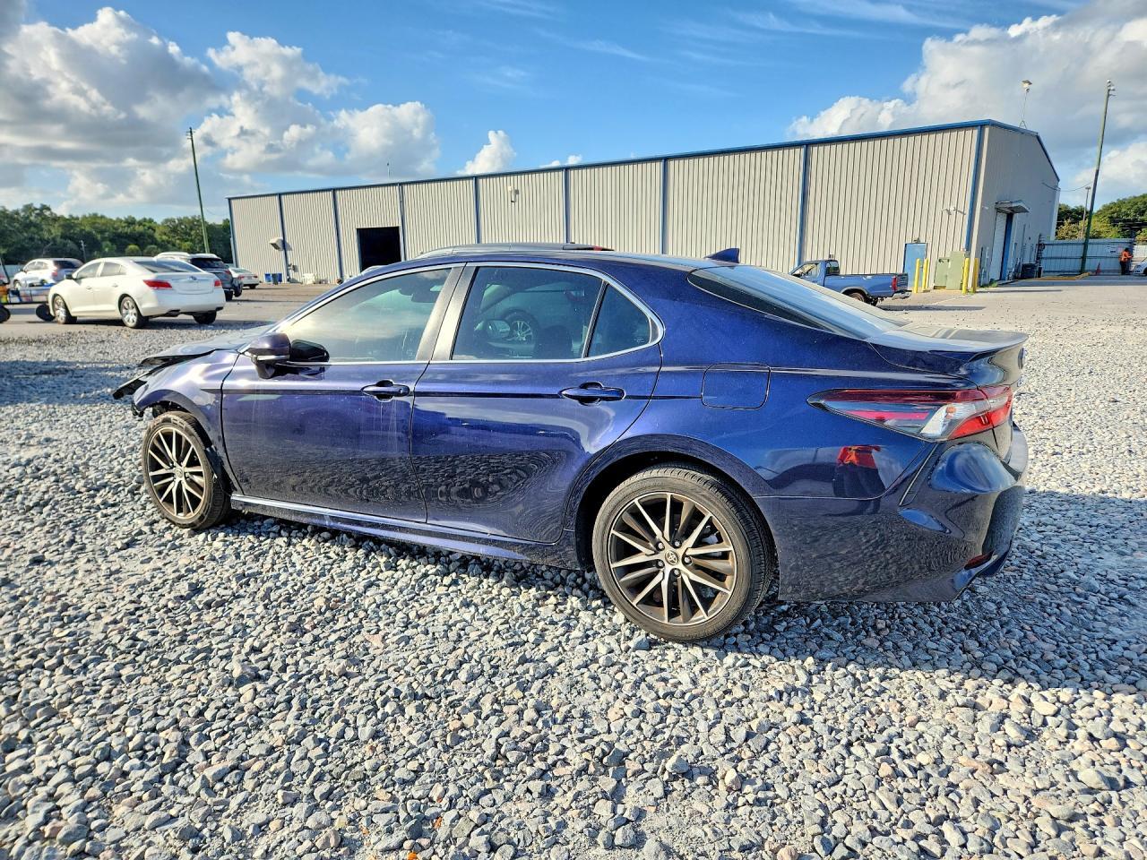 2022 Toyota Camry Se - Фото 2