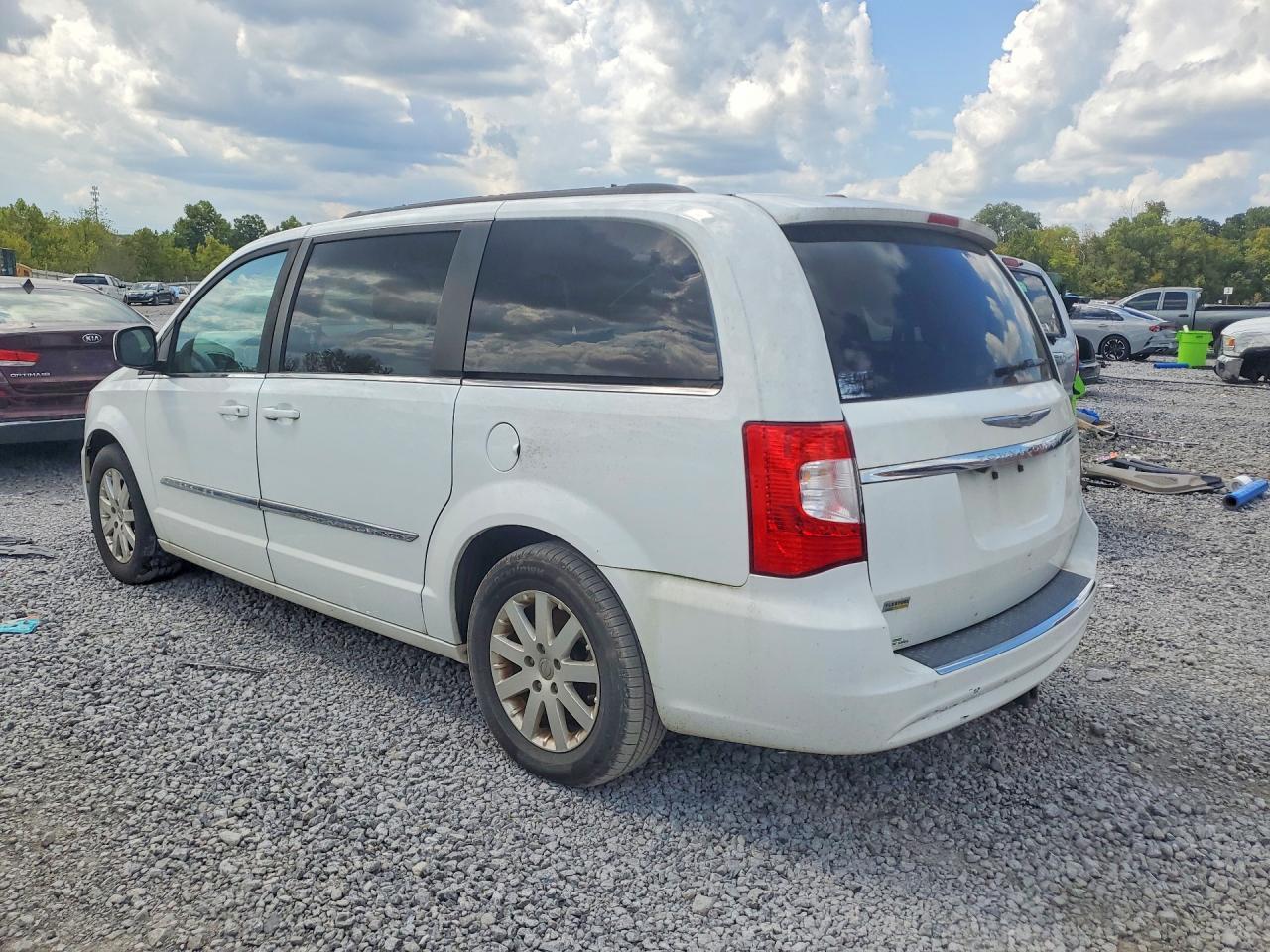 2015 Chrysler Town & Country Touring - Image 2