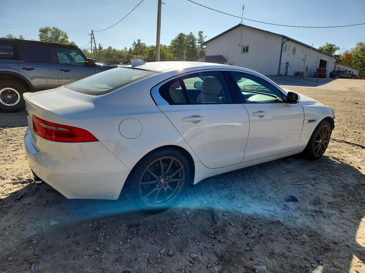2017 Jaguar Xe Premium - Фото 3