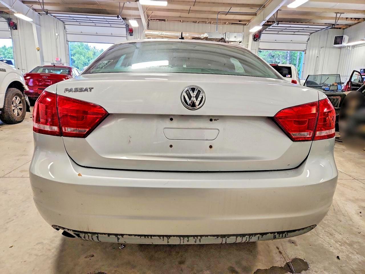 2012 Volkswagen Passat S - Фото 6