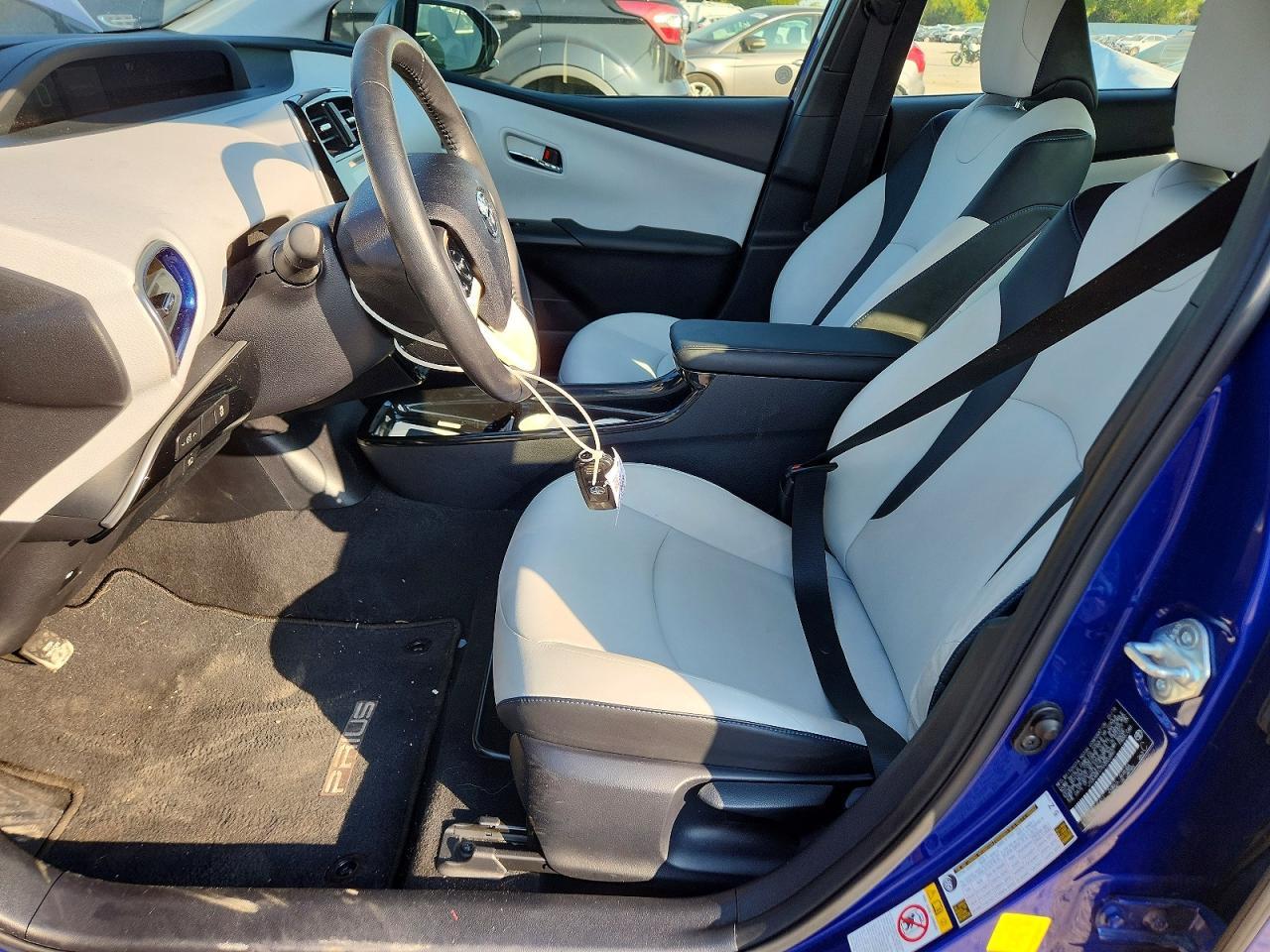 2016 Toyota Prius Three Touring - Image 7