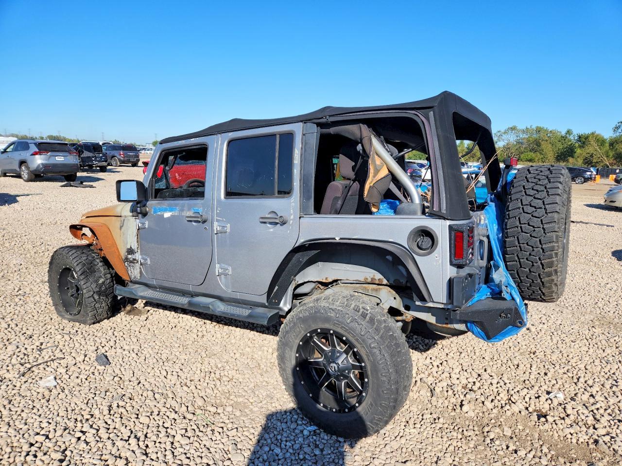 2014 Jeep Wrangler Unlimited Sahara - Image 2