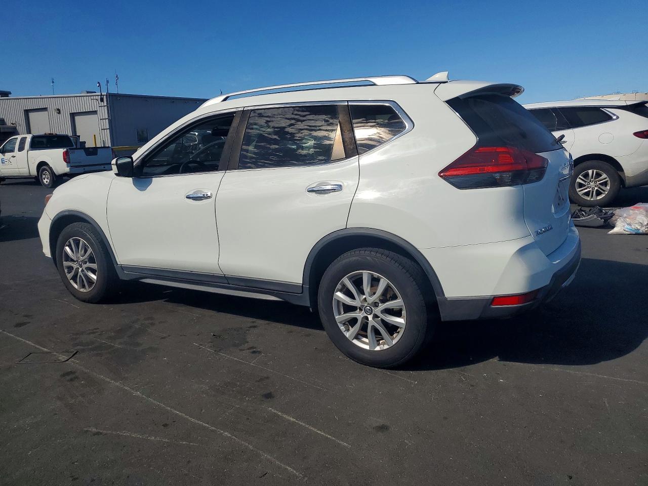 2017 Nissan Rogue Sv - Image 2