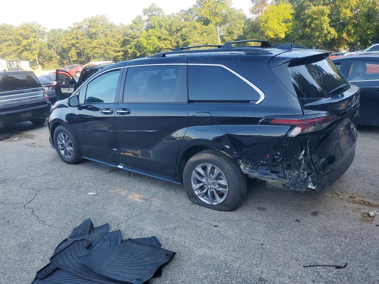 2024 Toyota Sienna Xle - Image 2