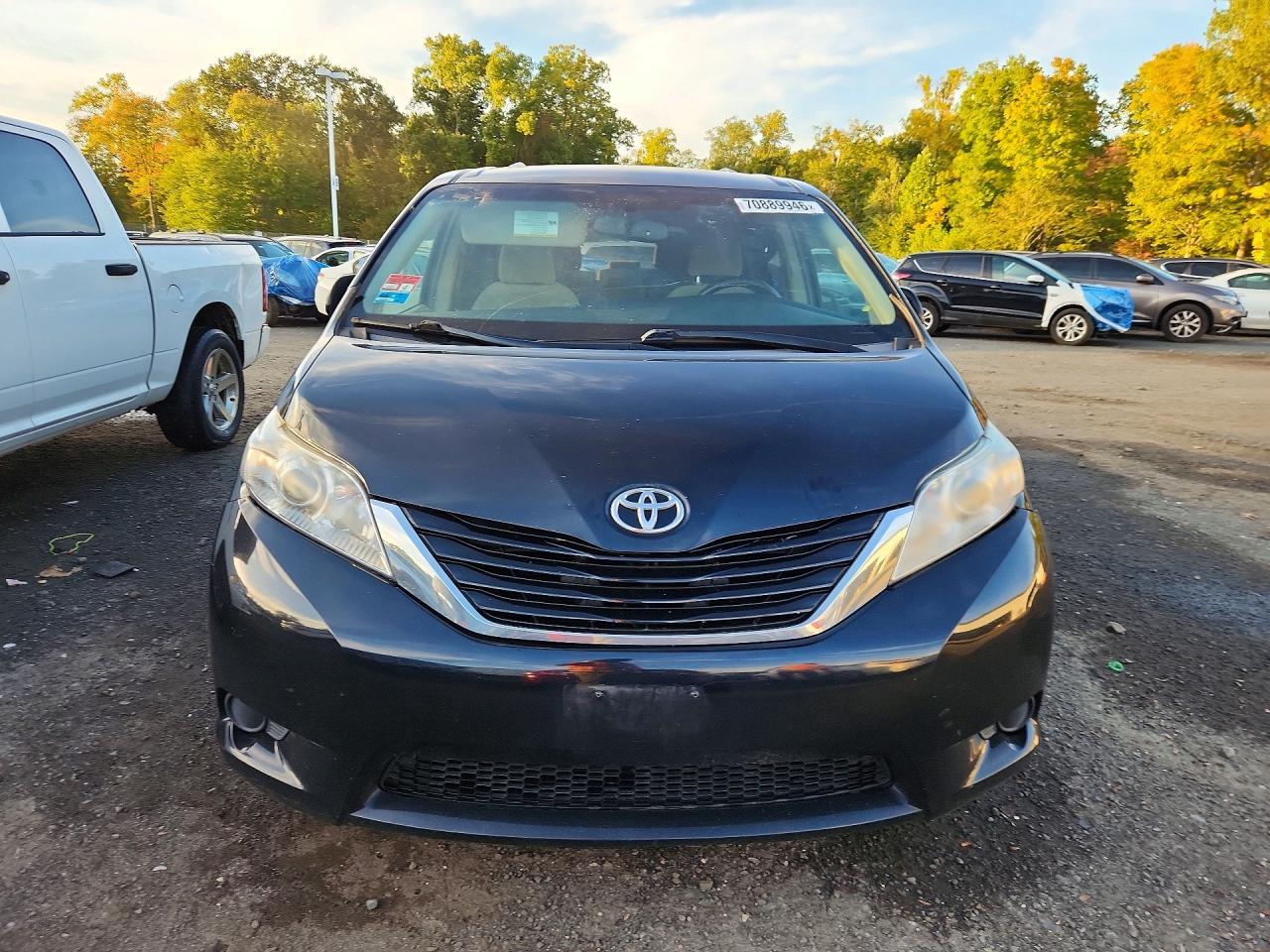 2017 Toyota Sienna Le - Image 5