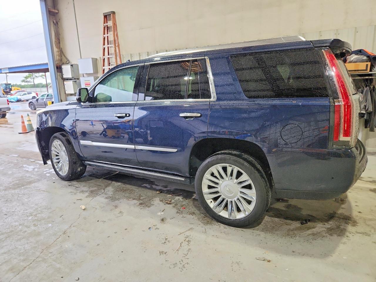 2018 Cadillac Escalade Platinum - Image 2
