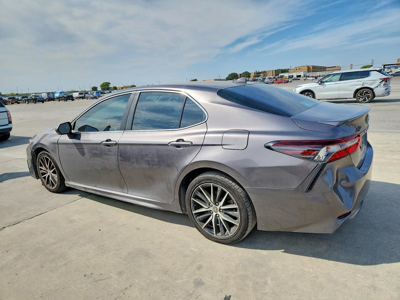 2022 Toyota Camry Se - Фото 2