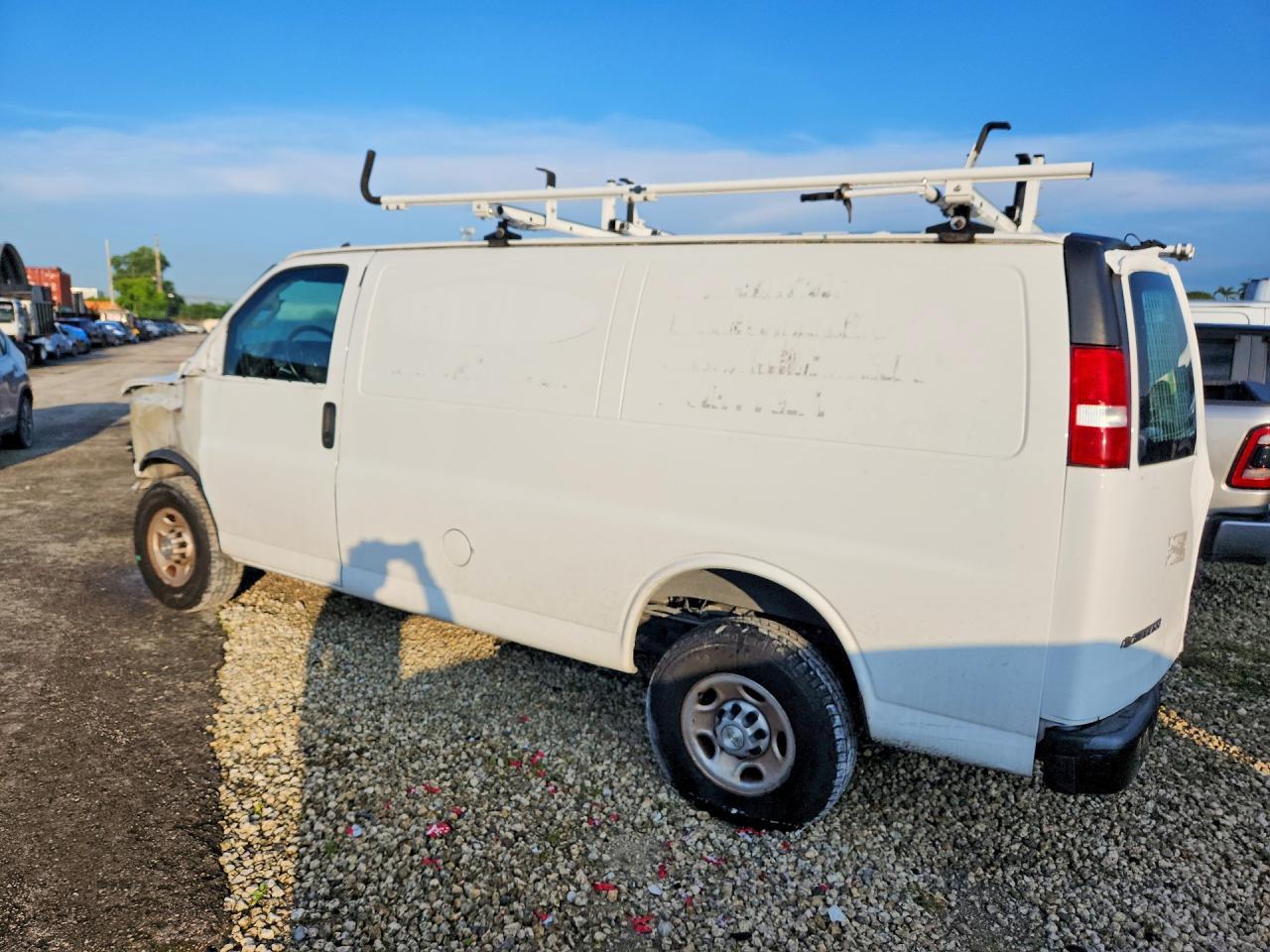 2021 Chevrolet Express G2500 - Фото 2