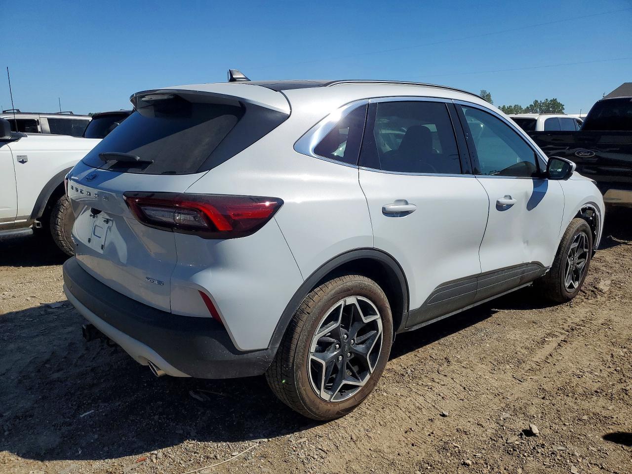 2026 Ford Escape Platinum - Фото 3