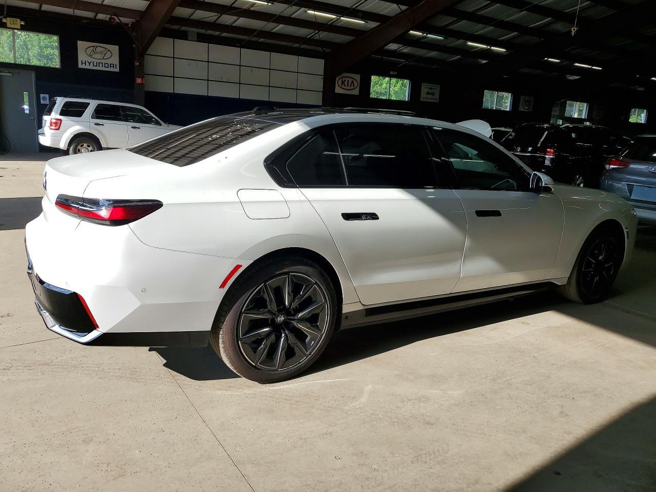 2023 BMW I7 xDrive60 - Image 3