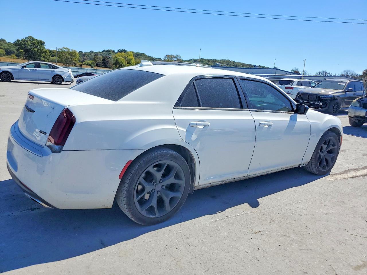 2020 Chrysler 300 Touring - Фото 3