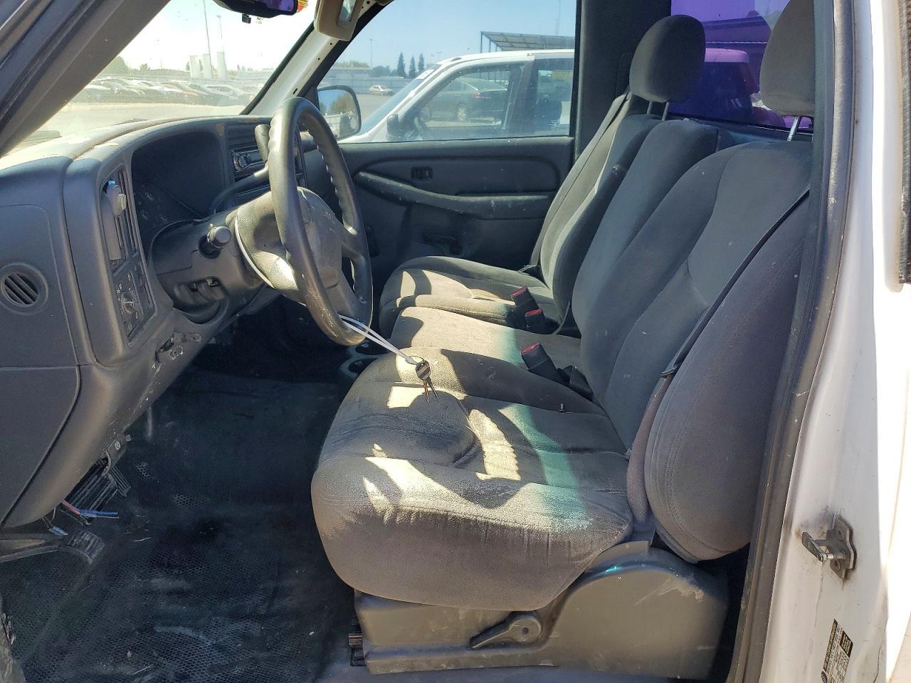 2005 GMC New Sierra C1500 - Image 7