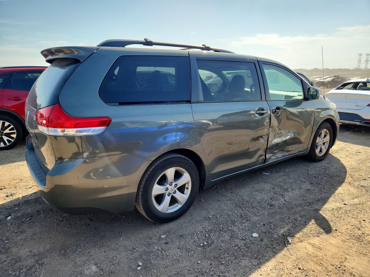2014 Toyota Sienna Le - Фото 3