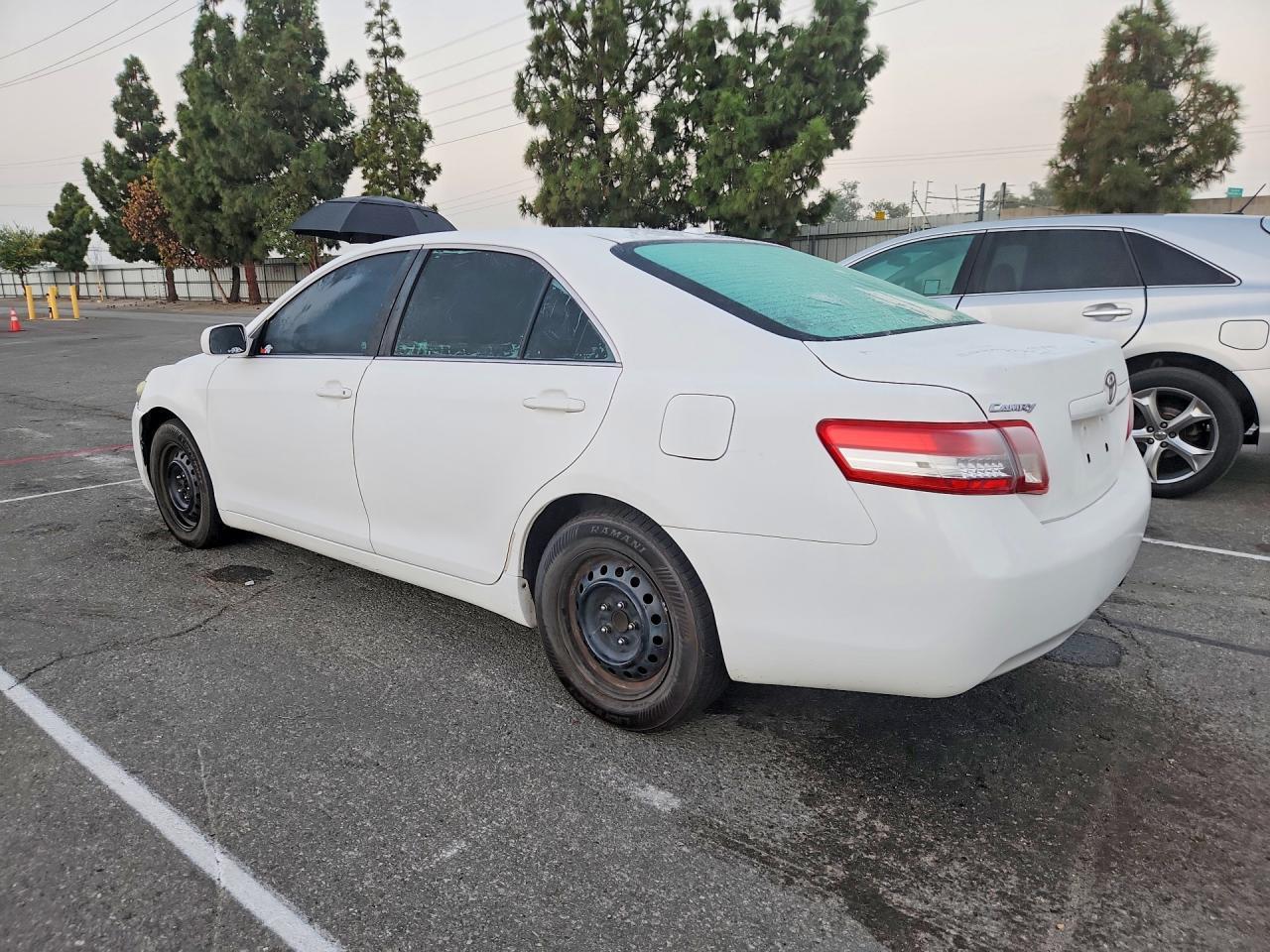 2010 Toyota Camry Le - Фото 2