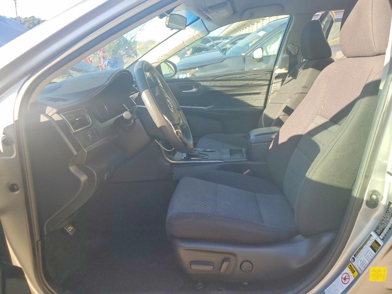 2015 Toyota Camry Hybrid Le - Image 7