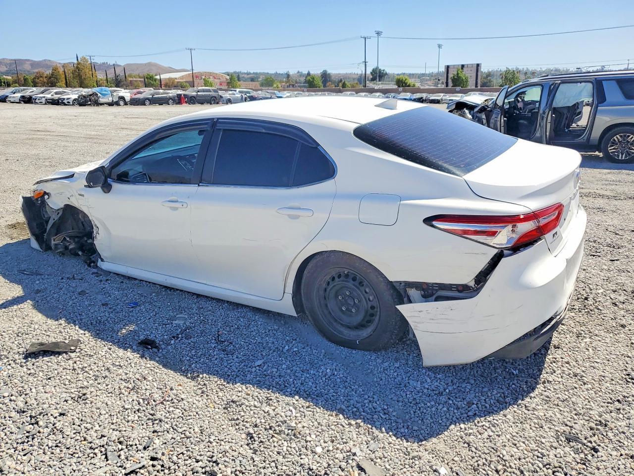 2020 Toyota Camry Le - Фото 2