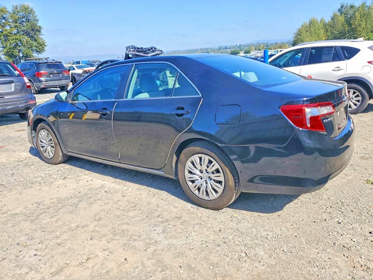 2013 Toyota Camry Le - Фото 2