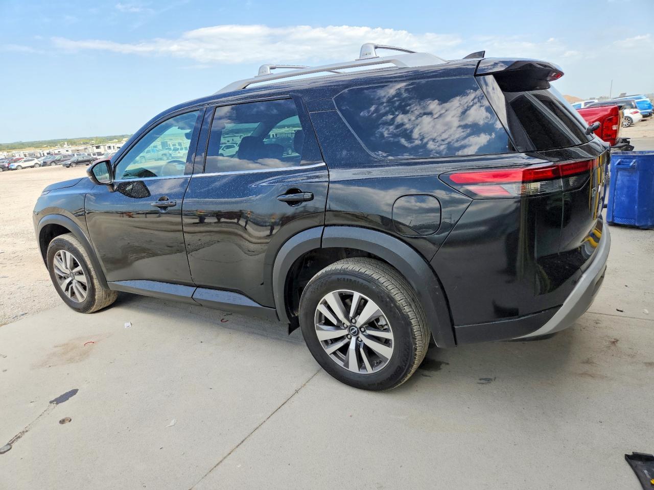 2023 Nissan Pathfinder Sl - Image 2