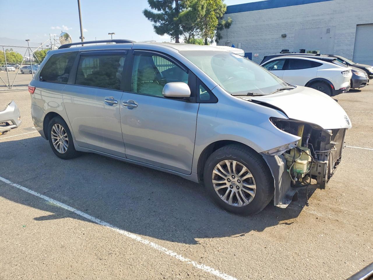 2015 Toyota Sienna Xle 8-Passenger - Фото 4