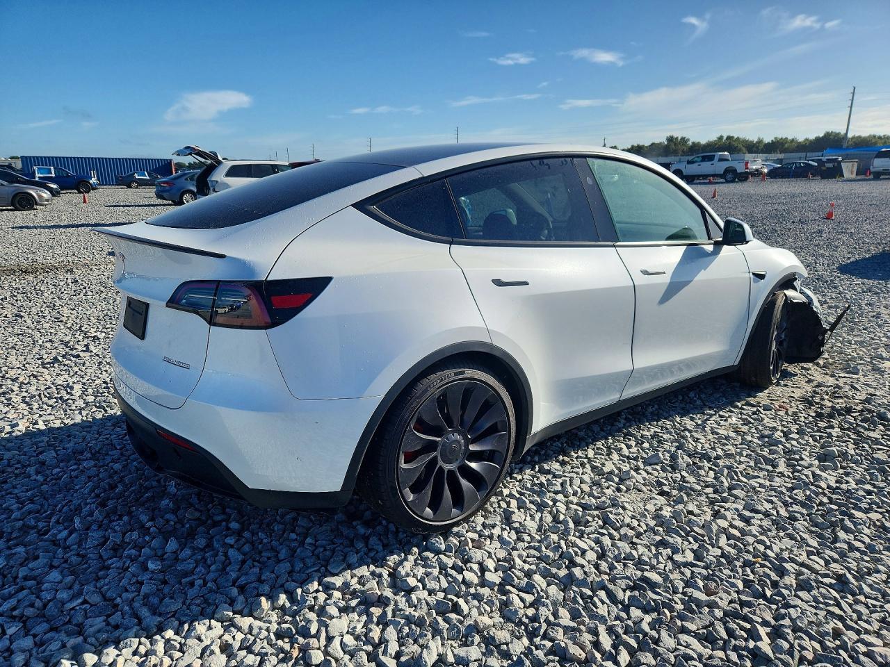 2025 Tesla Model Y - Фото 3