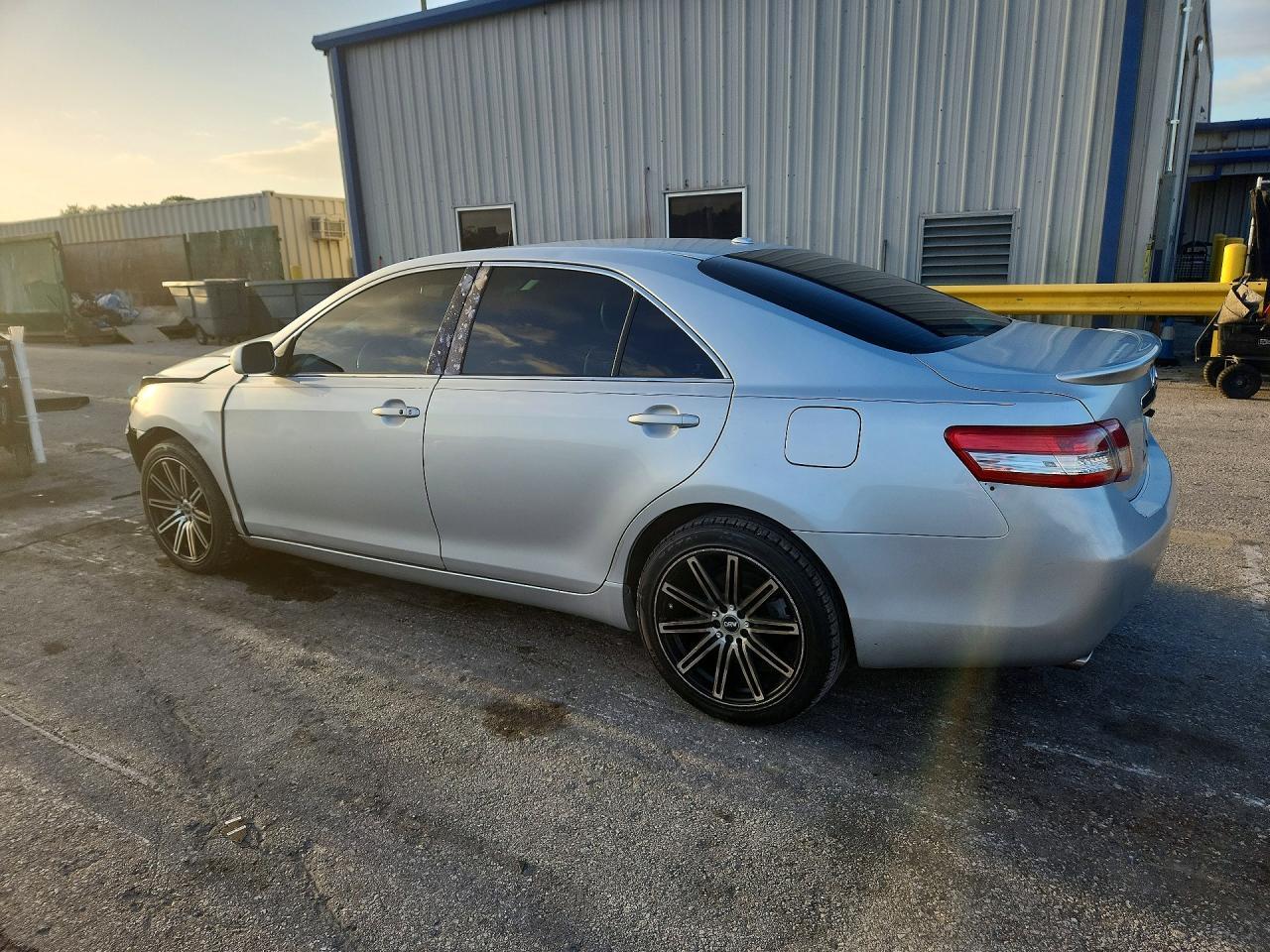 2011 Toyota Camry Xle V6 - Image 2