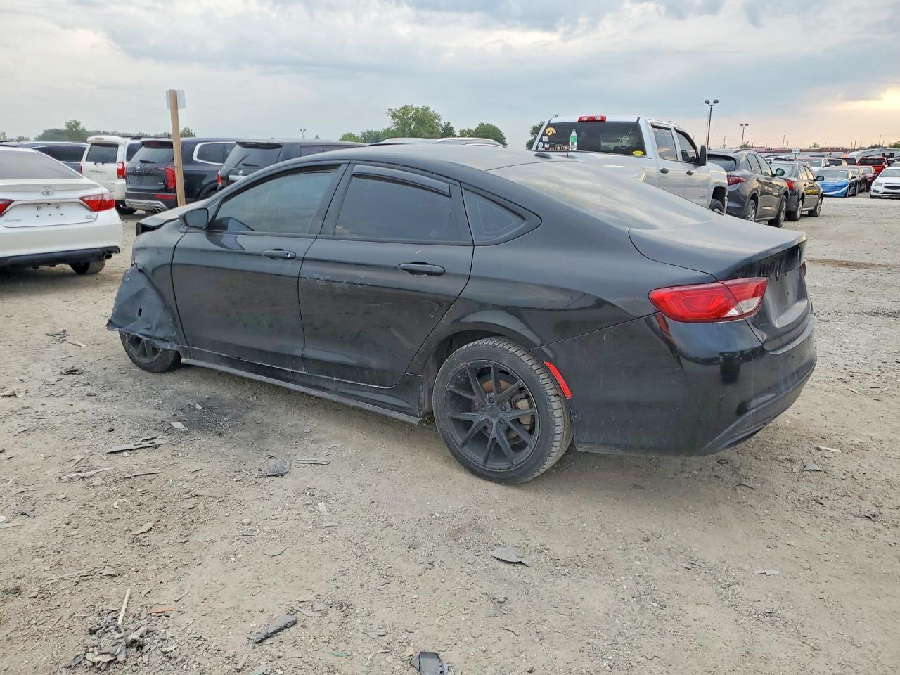2015 Chrysler 200 S - Фото 2