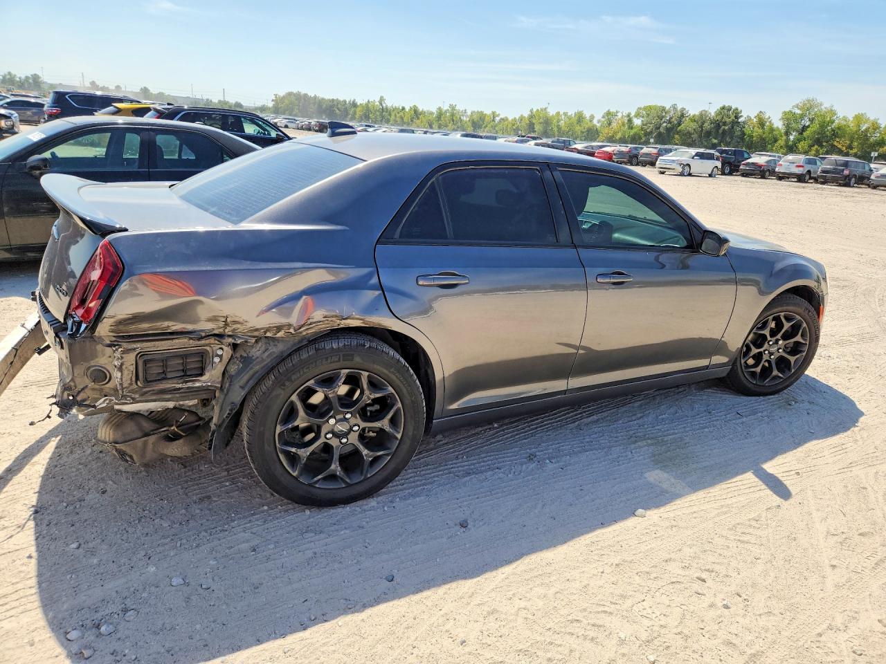2020 Chrysler 300 Touring - Фото 3