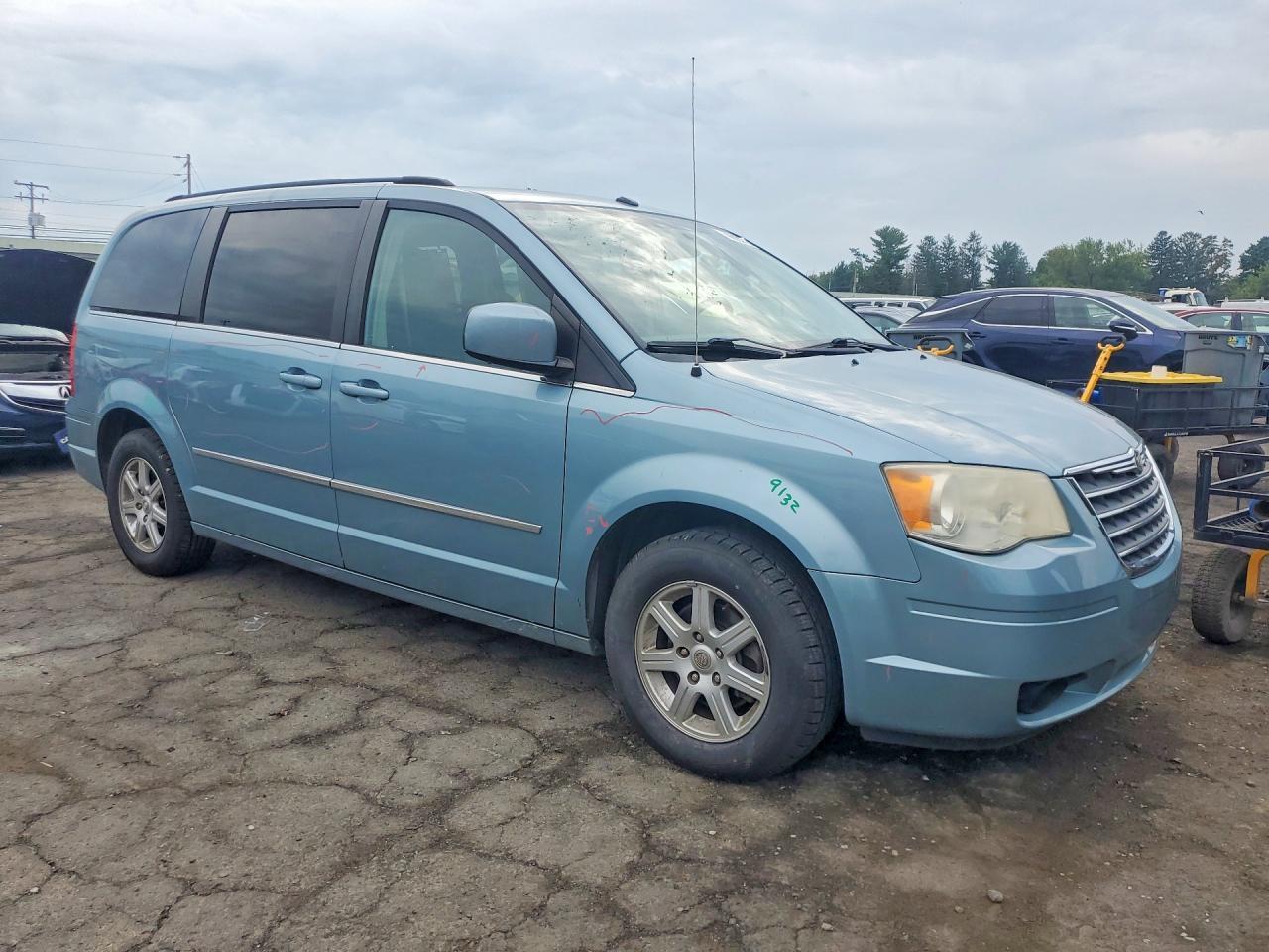 2010 Chrysler Town & Country Touring - Image 4