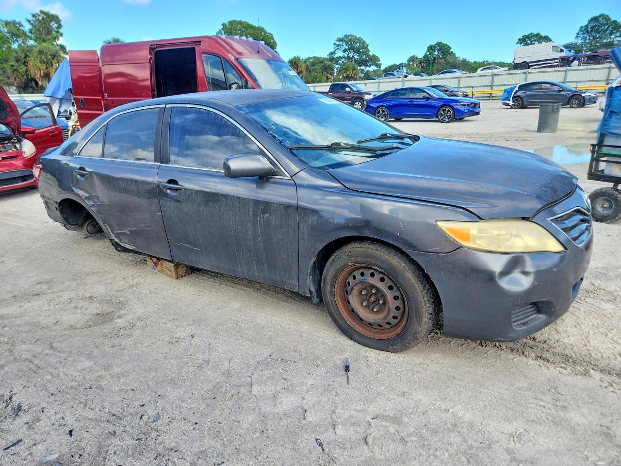 2011 Toyota Camry Le V6 - Фото 4