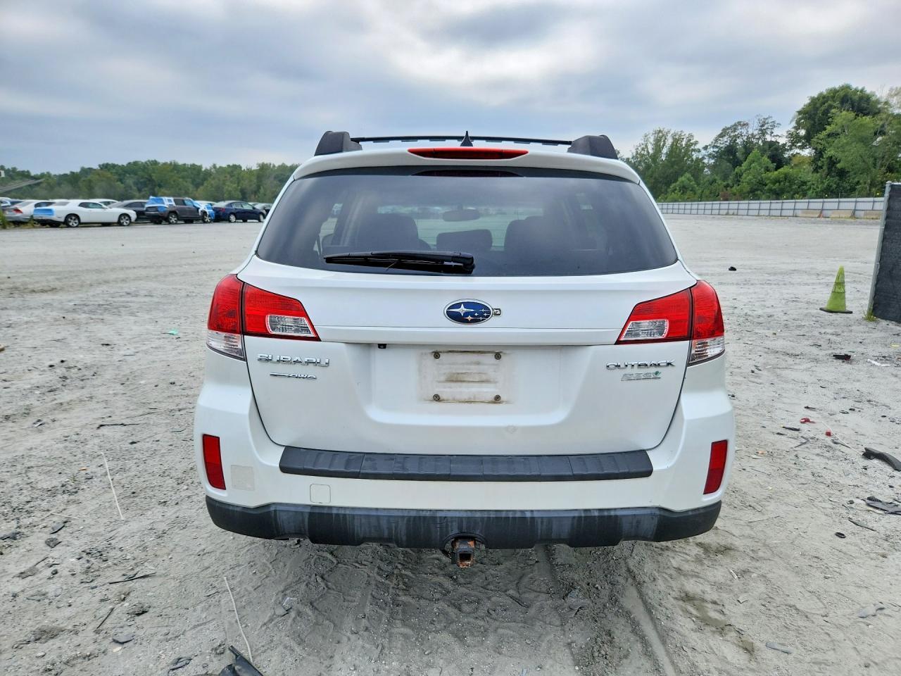 2011 Subaru Outback 2.5I Limited - Image 6