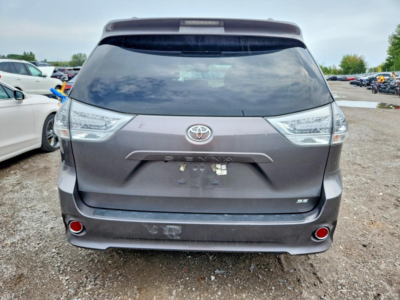2017 Toyota Sienna Se - Image 6