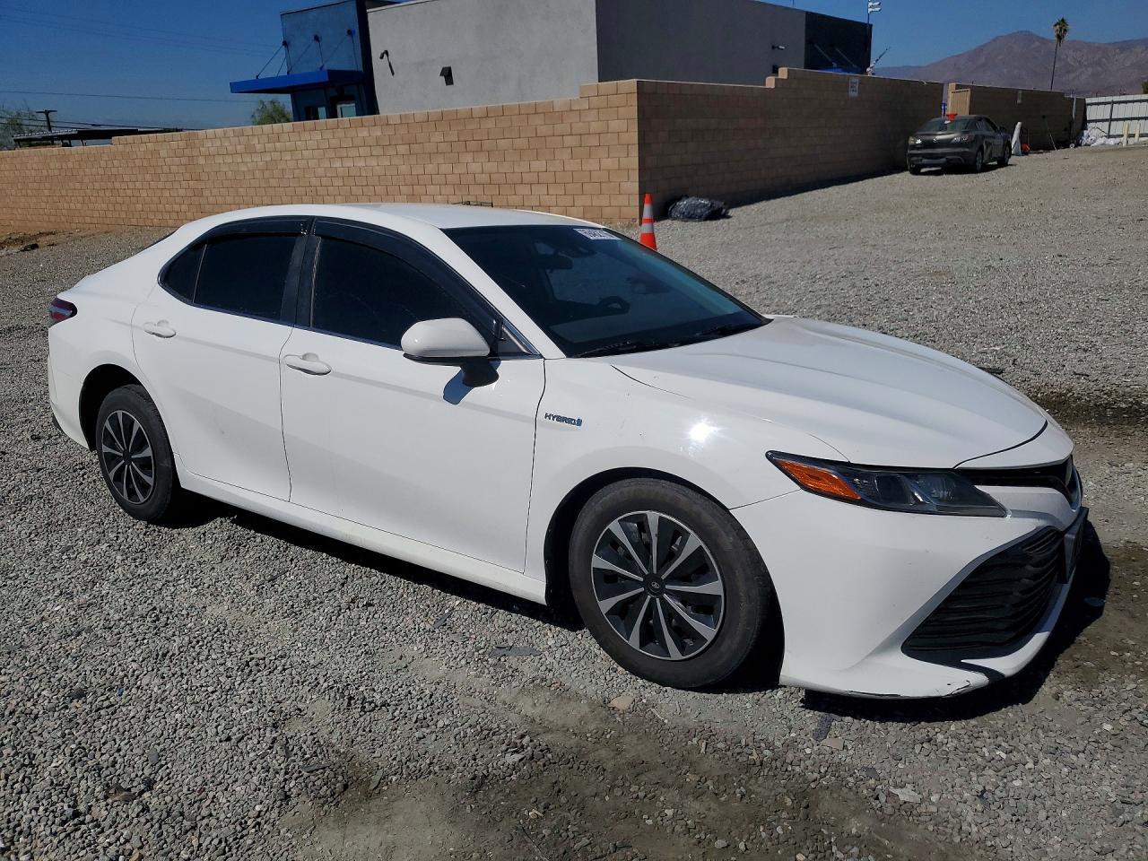 2020 Toyota Camry Le - Фото 4