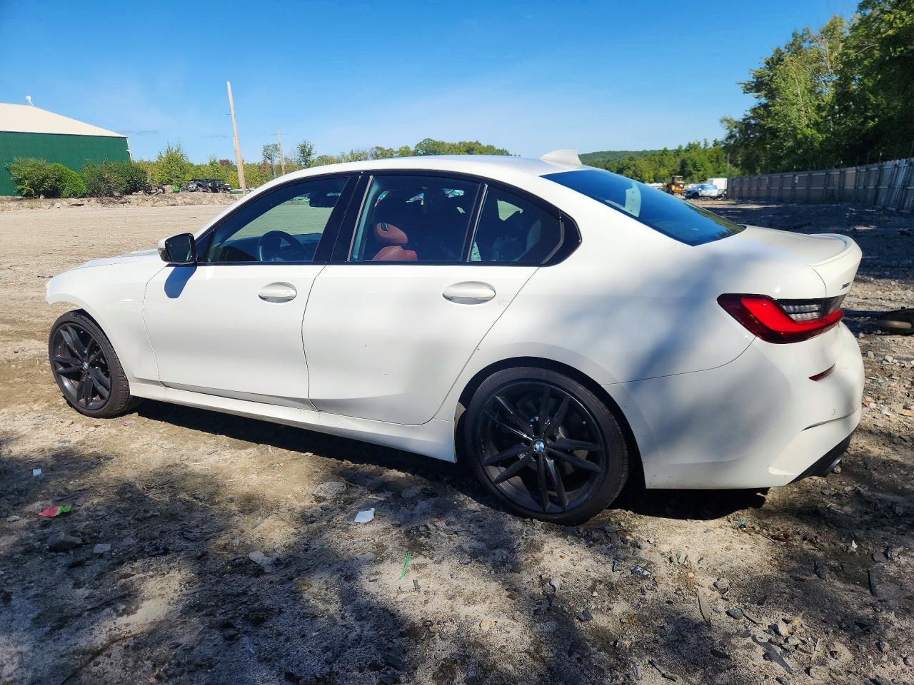 2022 BMW 330Xi - Фото 2
