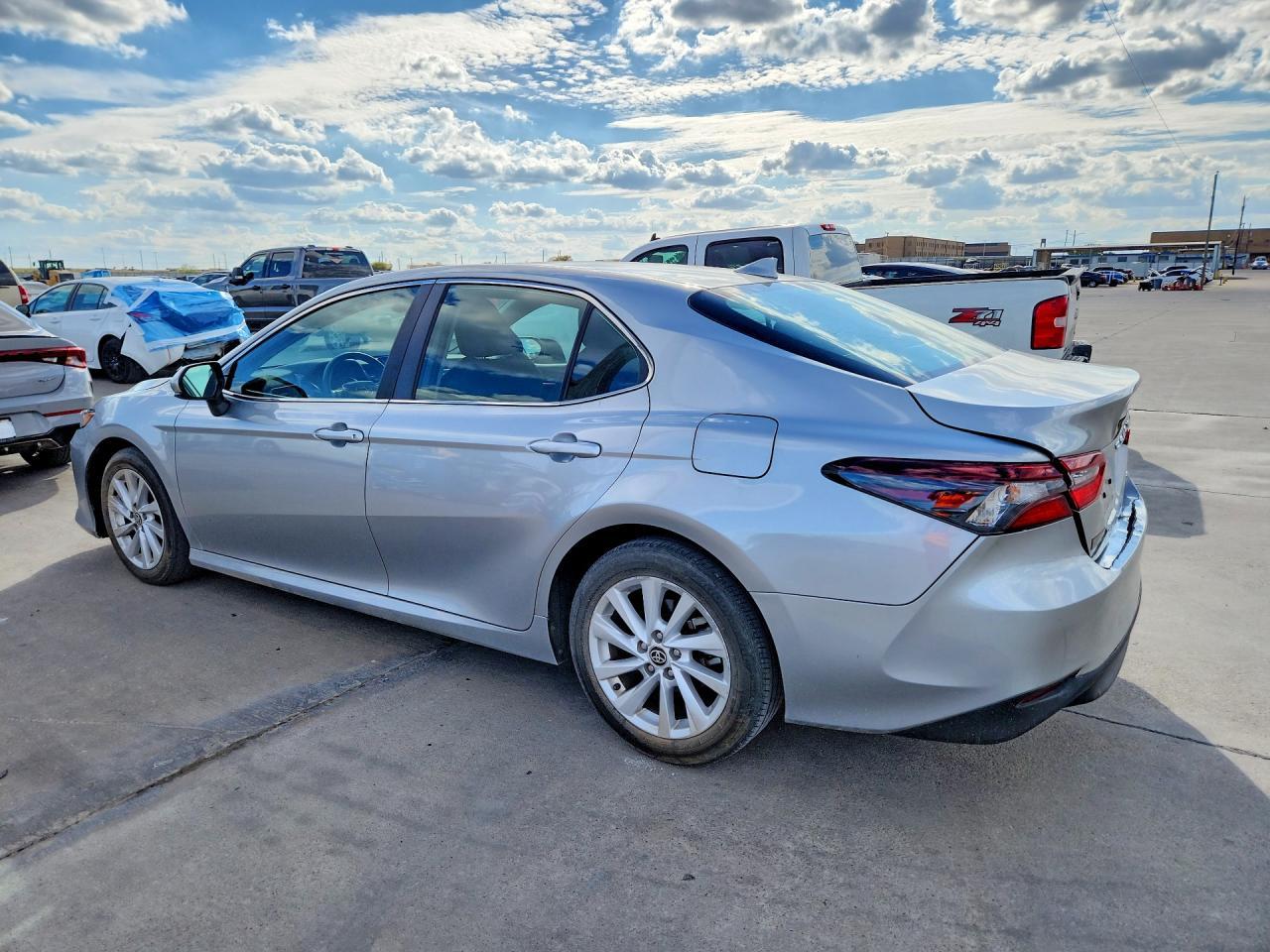 2023 Toyota Camry Le - Фото 2