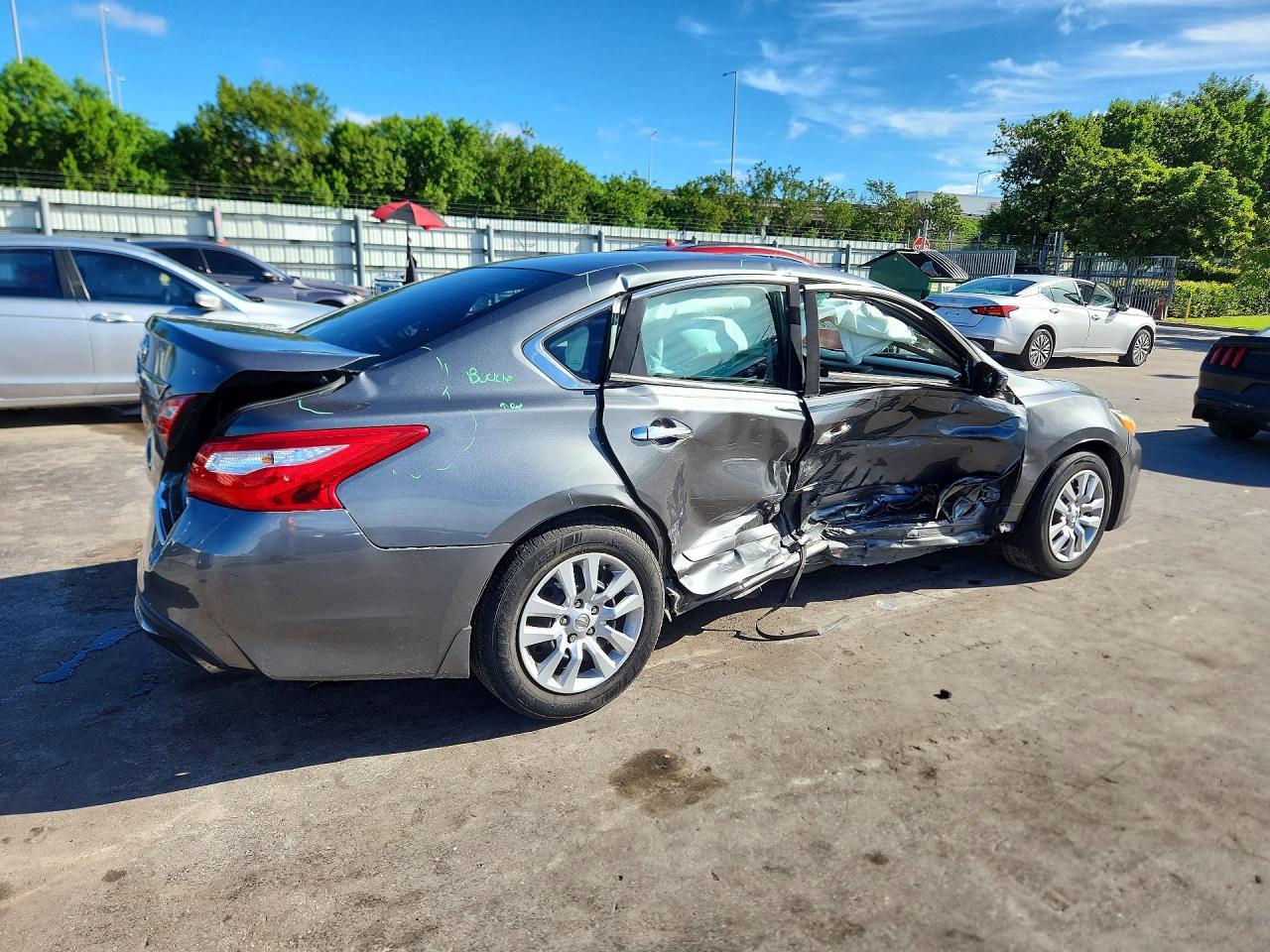 2017 Nissan Altima - Фото 3