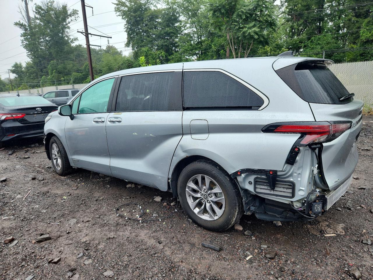 2021 Toyota Sienna Xle - Image 2