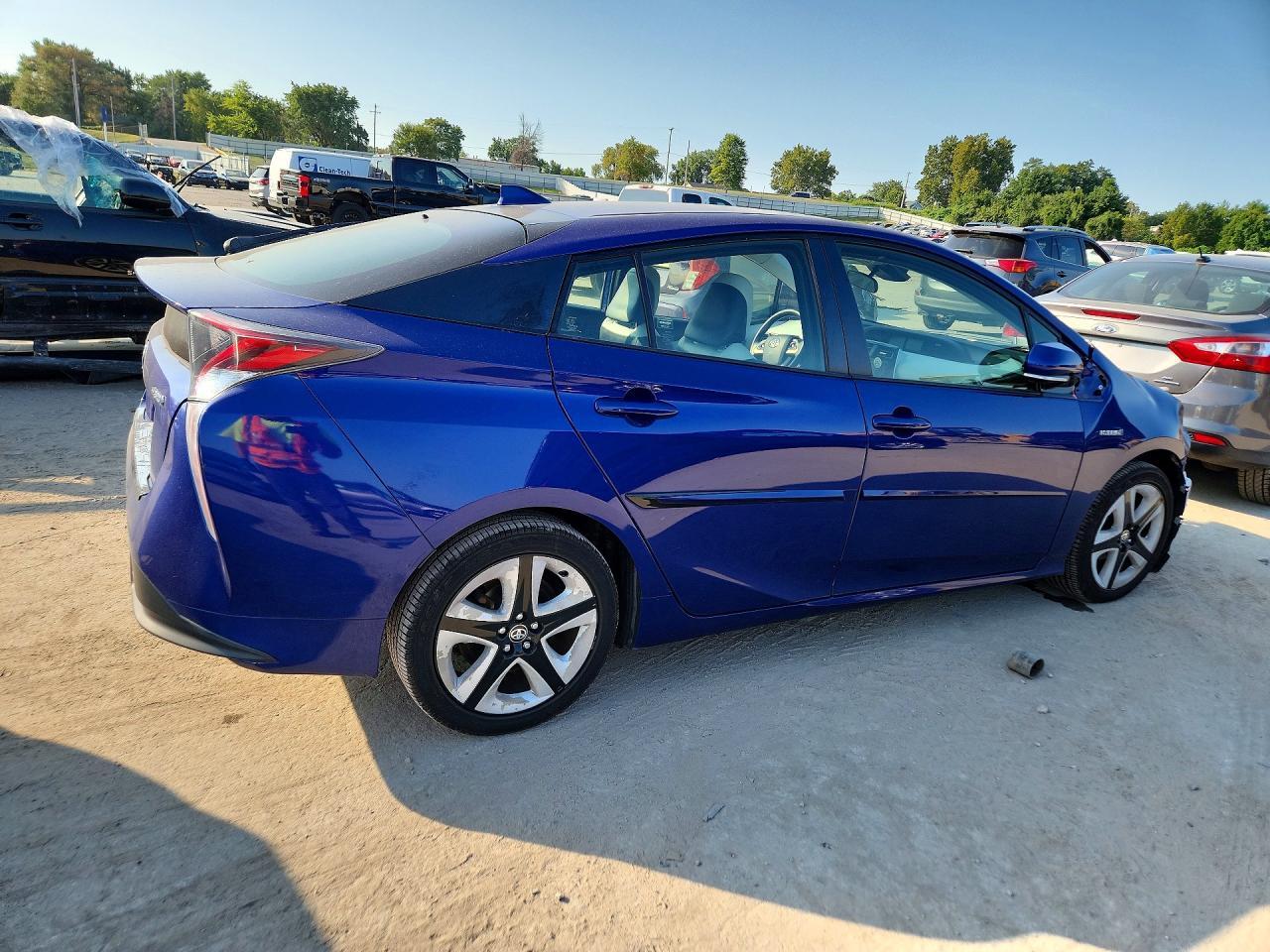 2016 Toyota Prius Three Touring - Image 3