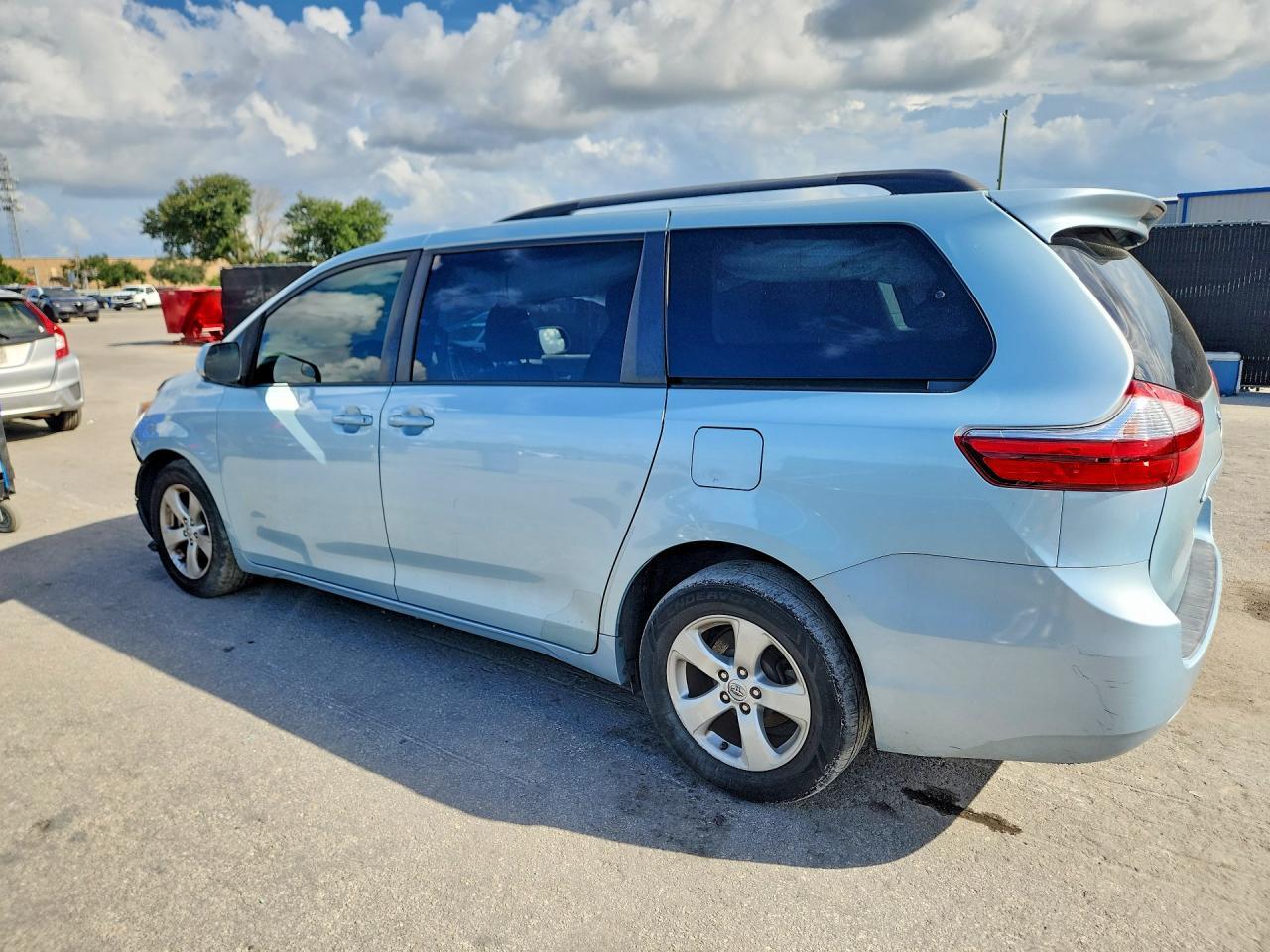 2016 Toyota Sienna Le - Фото 2